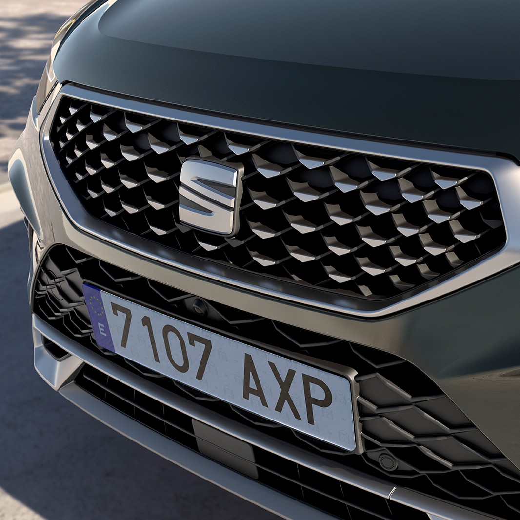 New SEAT Ateca in dark camouflage front view front grille with reflex silver accents.