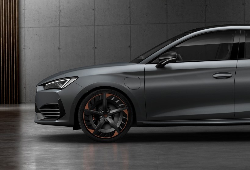 CUPRA Leon - Side View of Car Front