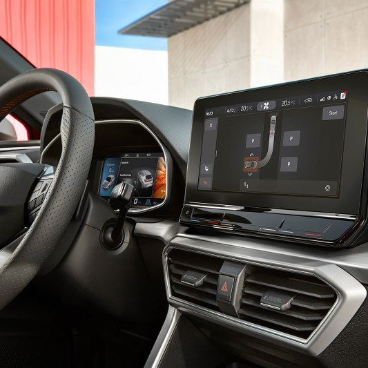 SEAT New Leon - Parking assistant on entertainment system